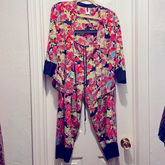 Josie Natori Very Vibrant Two Piece! Reminds me of a Kimono! Size small. - Picture 2 of 5